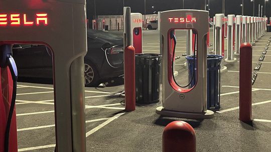 harris ranch najvacsi supercharger tesly 01 strednaW Najväčšia nabíjačka Tesly si pomáha naftou. Mala byť pritom na slnko