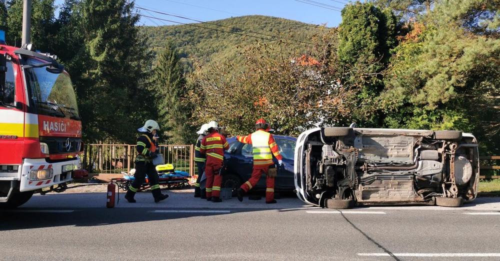 vodici elektromobil Vodiči elektromobilov menej havarujú, no oprava ich vozidiel je podstatne drahšia