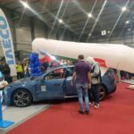 nehoda autosalon 1 2 Nehoda na e-Salone v Prahe: mladík zošliapol pedál a rozbil auto za 1,7 milióna CZK!