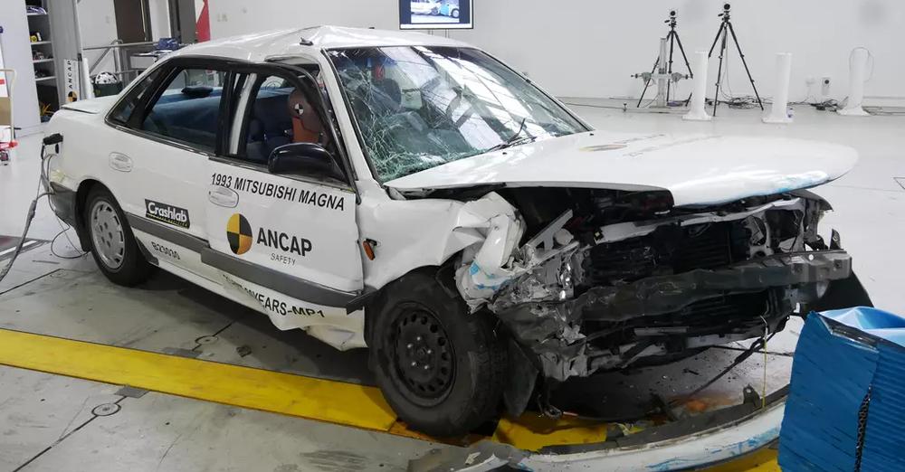 NCAP Magna Jazdíte starým autom? Brutálny nárazový test 30-ročného vozidla ukazuje, že búrať v ňom vážne nechcete