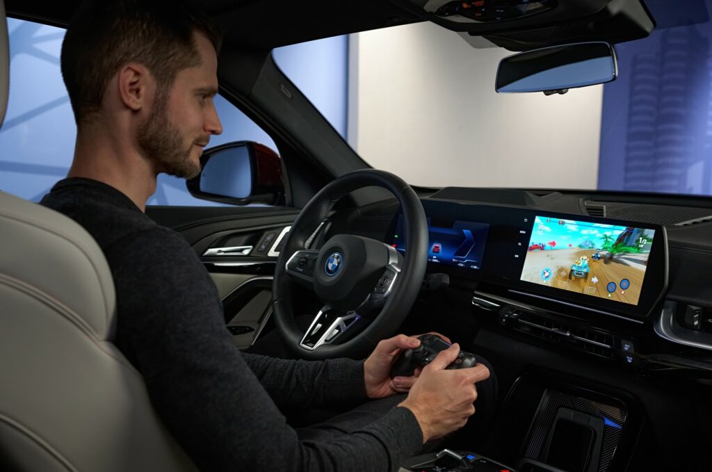 BMW CES 2024 1 V BMW sa budete môcť hrať hry, parkovať s diaľkovým ovládaním a rozprávať sa s AI