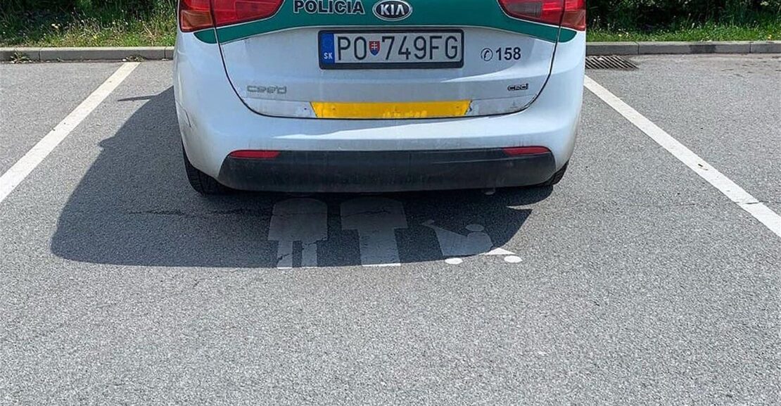 policajne auto parkuje na mieste pre rodinu Zverejňovanie fotiek áut: Ochrana osobných údajov a práva vodičov