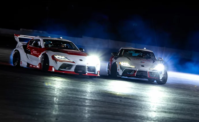 Toyota ukázala autonómne driftovanie v tandeme: Svetové prvenstvo s hlbším významom