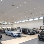 auto showroom Koľko zarábajú automobilky na každom aute? Čísla vás posadia na stoličku!