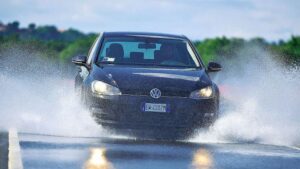 akvaplaning aquaplaning clanokW Vodiči pozor! Extrémne búrky na ceste: Týchto 5 chýb vás môže stáť veľa