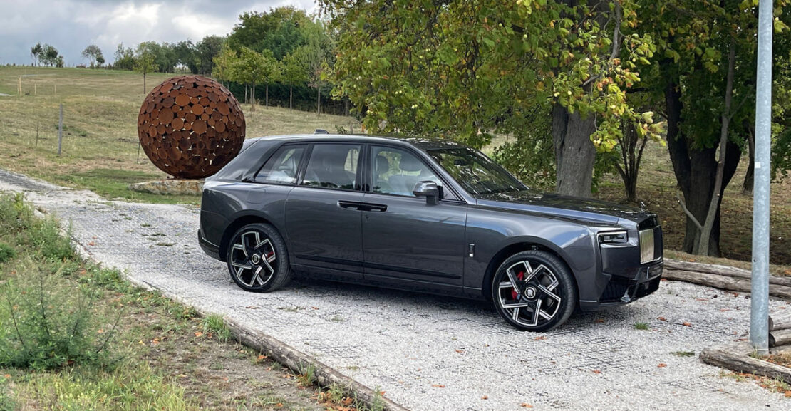 rolls royce cullinan series ii 2024 25 nestandard1 Test: Rolls-Royce Black Badge Cullinan Series II – Luxus, ktorý sa vymyká realite