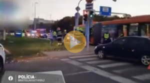 Snimek obrazovky 2024 11 21 v 14.21.40 Video zachytilo zrážku auta s autobusom. Chyba vodiča mala tvrdé následky