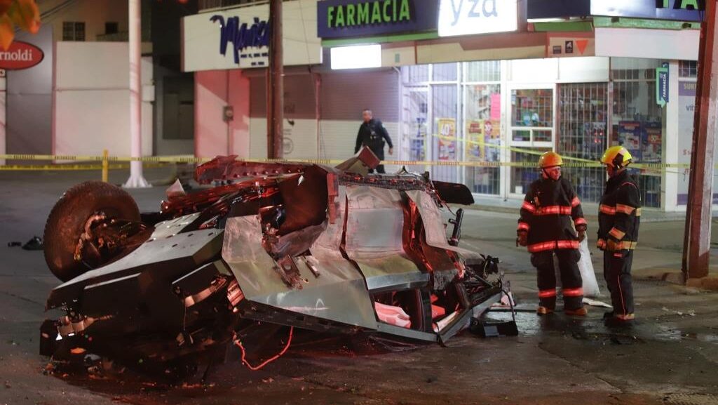 picture shows crashed tesla cybe 1 Vážna nehoda Tesla Cybertruck: Z auta ostal len oceľový vrak