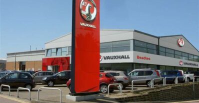 vauxhall clanokW Predajcovia v Británii nemôžu predávať autá: Čo za tým stojí?