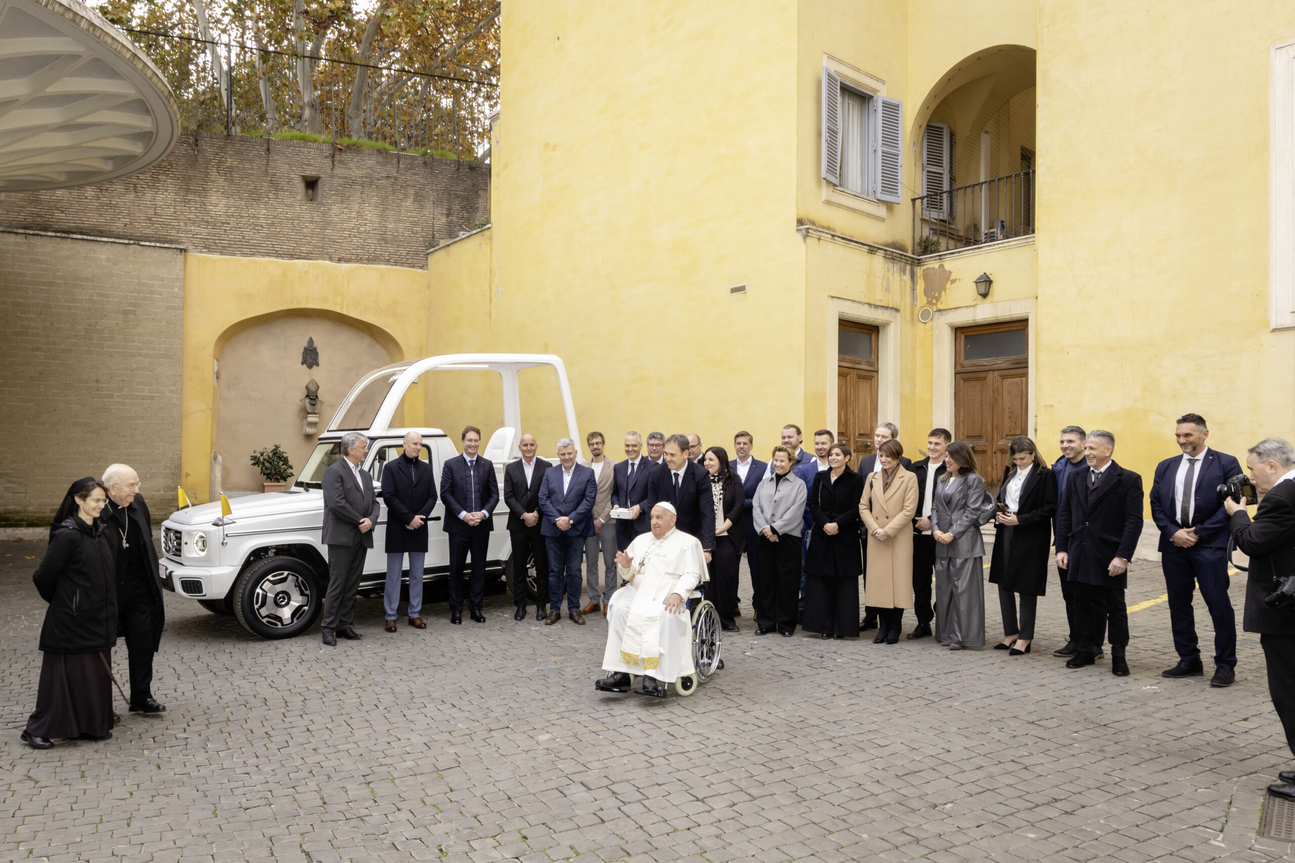 Prvý elektrický papamobil pre pápeža Františka od Mercedes-Benz