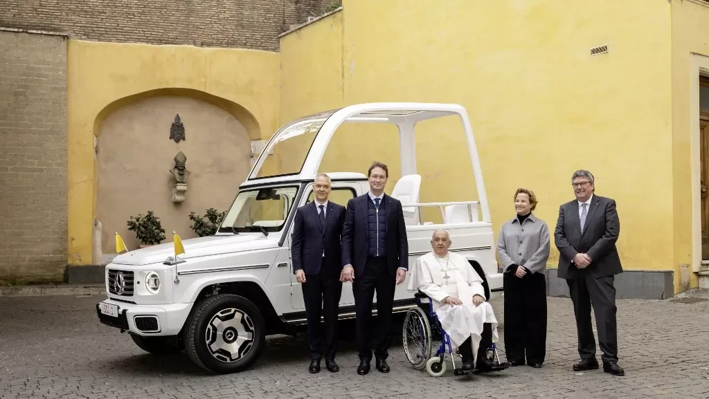 papamobil mercedes g 12 1 Pápež má nový elektrický papamobil od Mercedesu