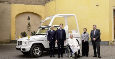 papamobil mercedes g 12 1 Pápež má nový elektrický papamobil od Mercedesu