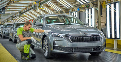 skoda auto produces first units of updated octavia in kvasiny 1 b29afae6 clanokW Škoda plánuje prepúšťanie agentúrnych zamestnancov