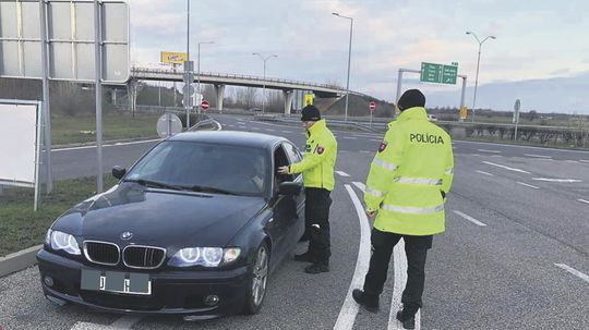 vodicsky preukaz cestna kontrola policia doprava cesty strednaW Vodičské preukazy v novom šate: Čo sa zmenilo a koho sa to týka?