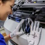 vw vyroba clanokW Zvláštny prístup Volkswagenu: prepúšťa 35 000 zamestnancov, manažéri si krátenie platov nastavili inak