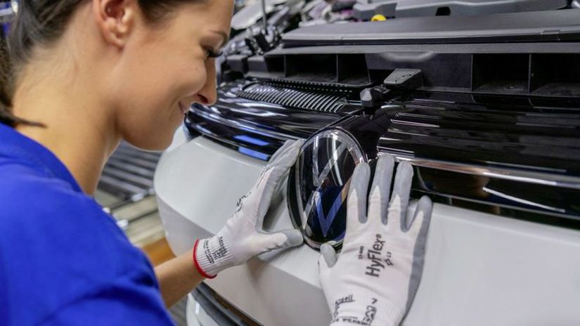 vw vyroba clanokW Zvláštny prístup Volkswagenu: prepúšťa 35 000 zamestnancov, manažéri si krátenie platov nastavili inak