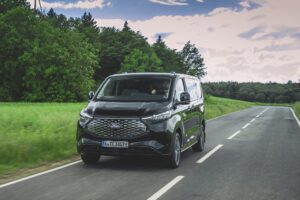 Ford E-Tourneo Custom: Elektrická budúcnosť viacúčelových vozidiel s dojazdom 302 km