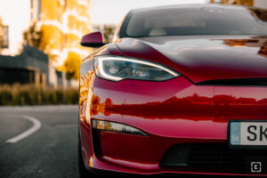 Tesla Model S Plaid 3 Je servis elektromobilov naozaj drahší? Dáta ukazujú reálny pohľad