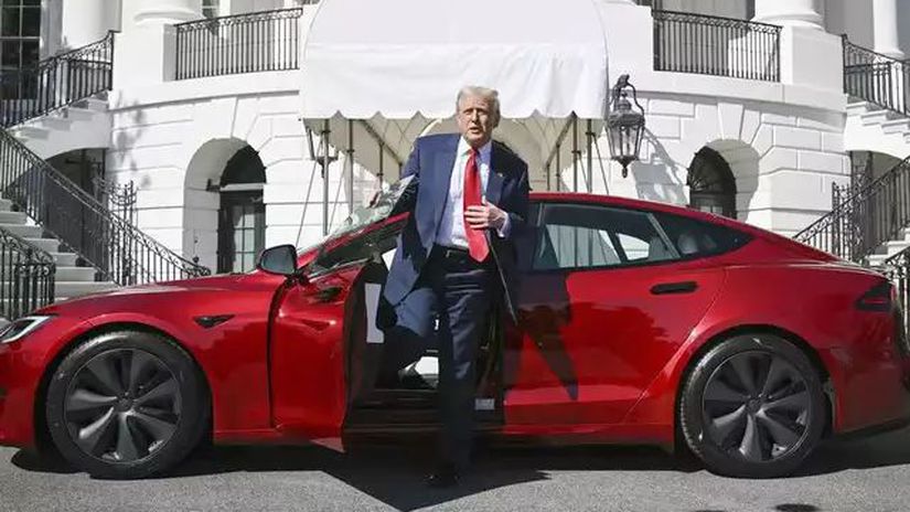 donald trump tesla s clanokW Donald Trump si kúpil Teslu S, zatiaľ čo Muskovu firmu pripravuje o miliardy