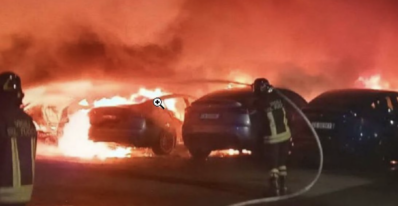 ð¥ð Oheň pohltil 17 elektromobilov pri Tesle! Vyšetrovatelia preverujú aj podpaľačstvo… ð® #Tesla #Poziar #Elektromobily