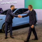 zhu jiangming founderof leapmotor carlos tavares stellantis ceo clanokW Stellantis náhle zastavil výrobu čínskeho elektromobilu. Spolupráca s Leapmotor sa komplikuje